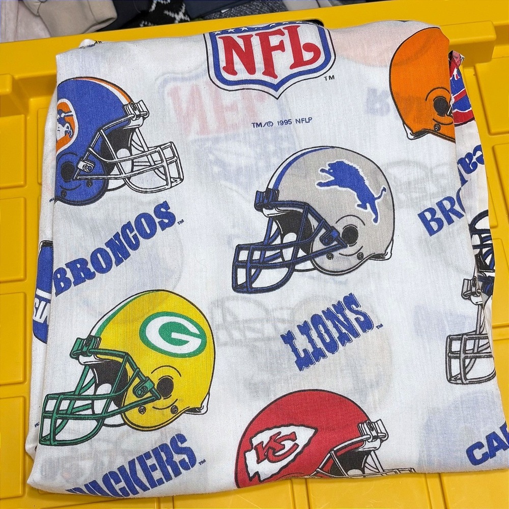 Vintage 1995 NFL Team Helmets Twin Flat/Fitted Sheet Set  NO PILLOWCASES